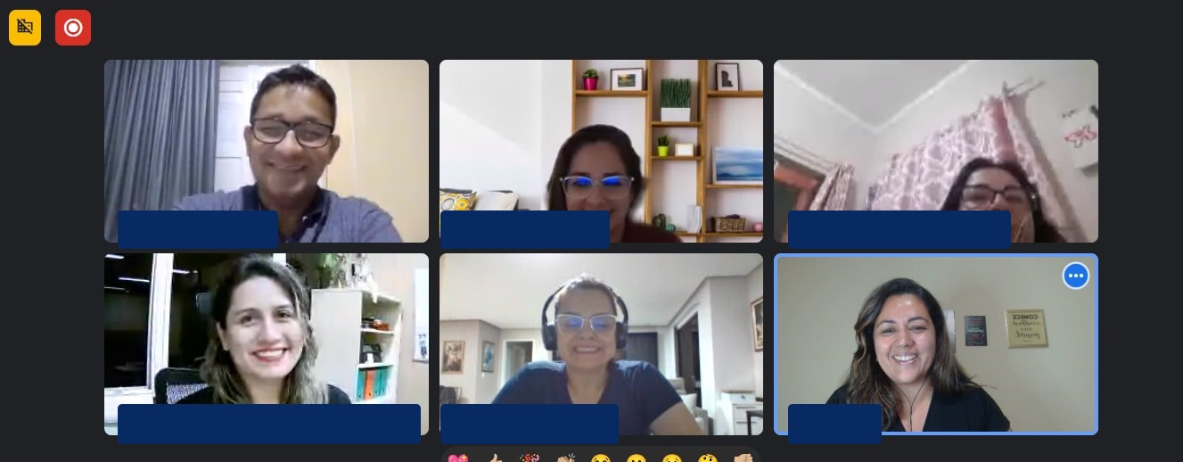 Alunos participando de aula online da Free to Speak